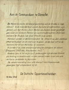 878251 Afbeelding van een door de Duitsers boven de stad Utrecht uitgeworpen pamflet daterend 14 mei 1940, met de eis ...